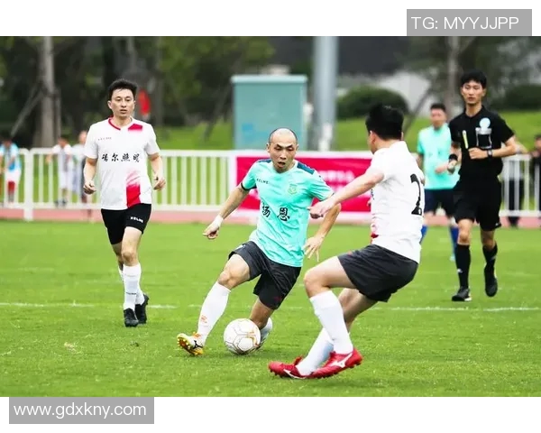 东海岸足球明星的崛起与挑战：从草根到职业的奋斗历程