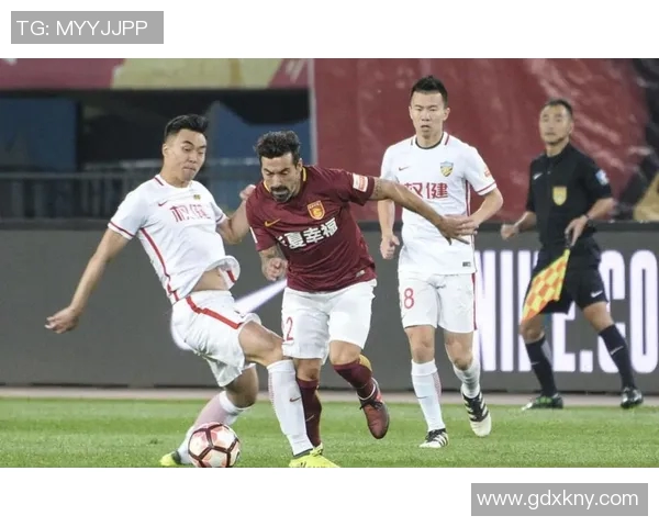 探寻耀眼足球明星背后的故事与成就揭秘